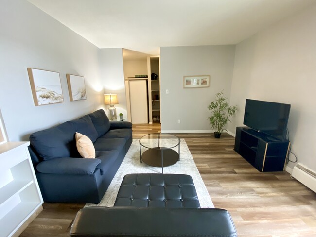 Photo du bâtiment - 8310-8310 Jasper Ave