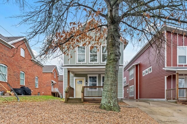 Building Photo - 304 S College Ave