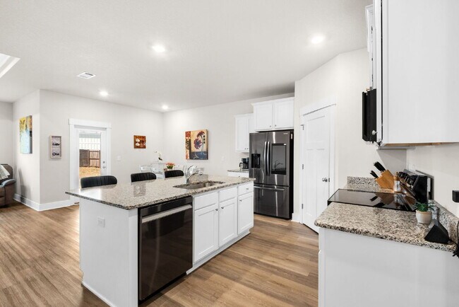 Foto del edificio - "Charming 4-Bed Oasis with Granite Touches in Gulf Breeze – Solar Panels !"