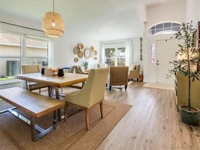 Foto del edificio - Spacious 3 bedroom with bonus room in Palm...