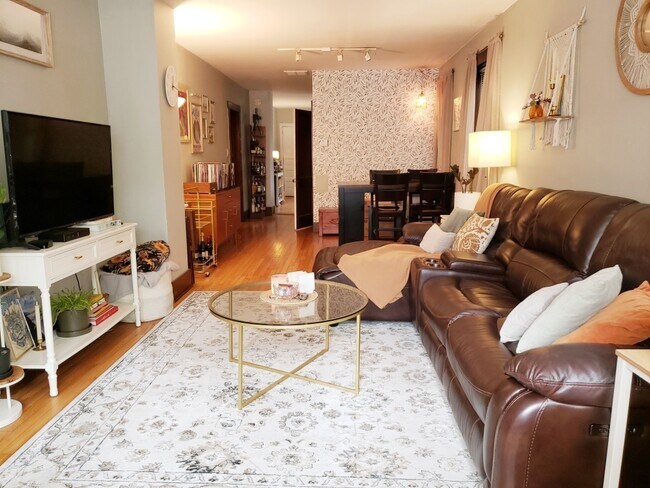 Foto del edificio - 1530 W Diversey Pkwy