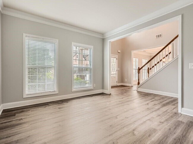 Building Photo - 652 King Sword Ct SE