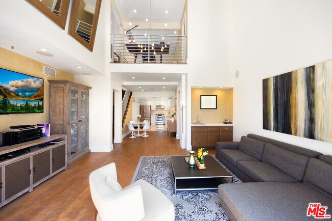 Foto del edificio - 930 N Doheny Dr
