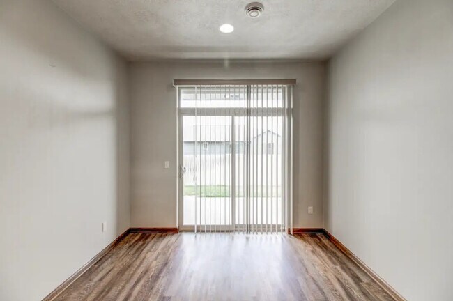 Foto del edificio - Lobelia & Bison Trail Twinhomes