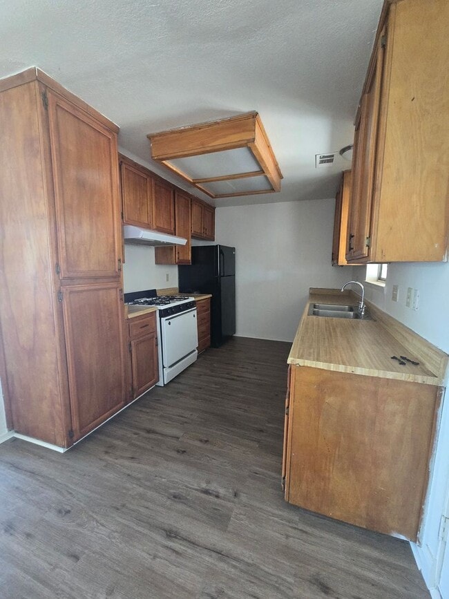 Building Photo - 3 Br 1 Ba available now