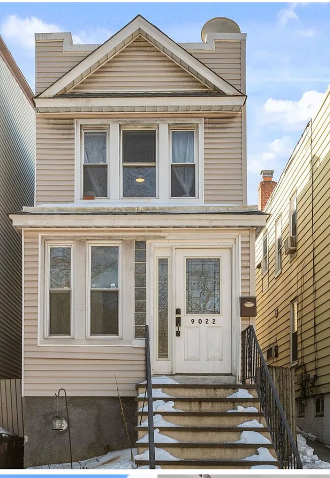 Building Photo - 2 Kitchen Home in Woodhaven