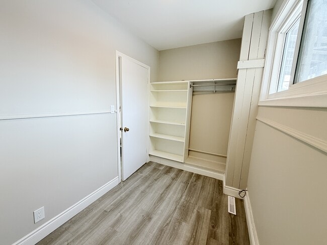 Building Photo - 483 Wellington St