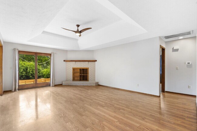 Foto del edificio - 3179 W Katella St