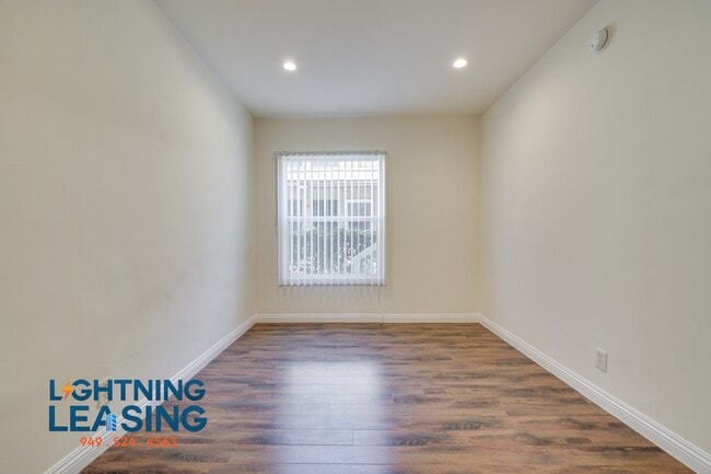 Building Photo - 1627 5/3 Normandie-11D