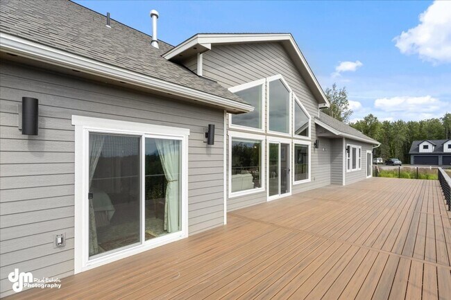 Building Photo - Custom home with Amazing views! High class...