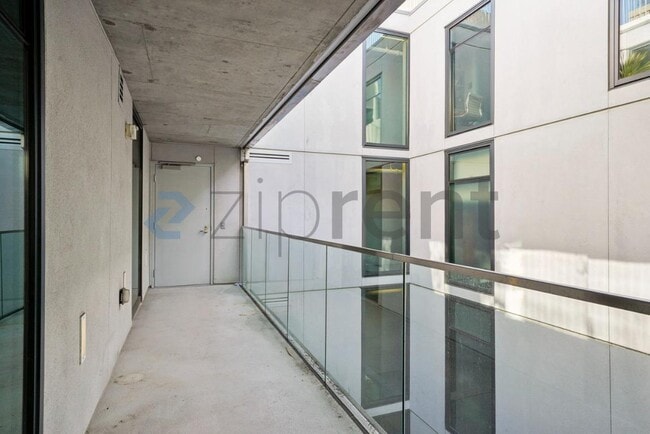 Building Photo - 8 Octavia St