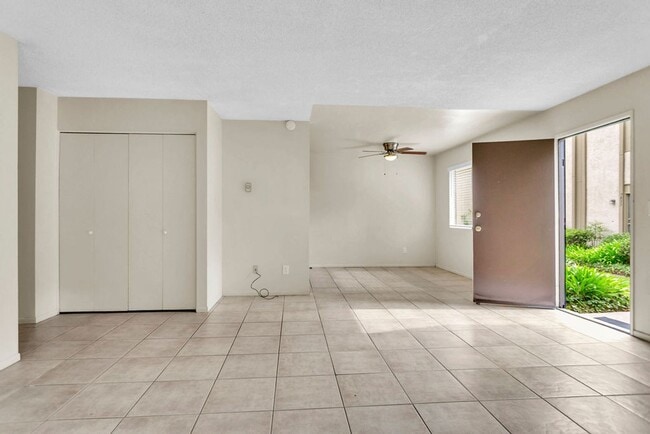 Building Photo - Great three bedroom/two bath single level corner townhome in UTC!