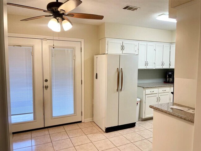 Building Photo - 8534 Sonneville Dr