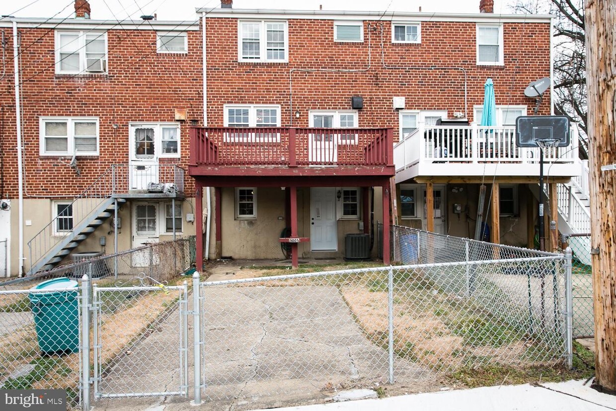 Primary Photo - 5003 Gateway Terrace