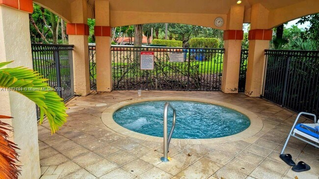 Foto del edificio - 3420 Pinewalk Dr N