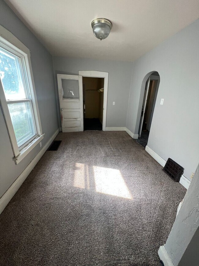 Building Photo - Two bedroom/ Two bath house