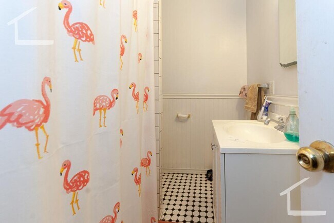 Building Photo - Great 4 Bed 2 Bath Available 9/1/26