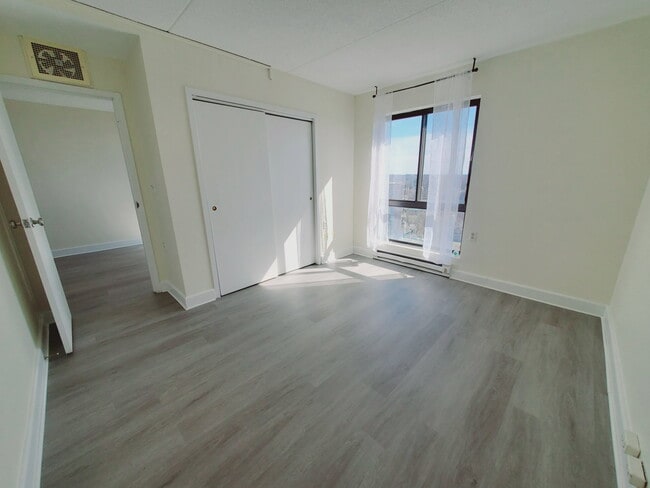 Building Photo - 60 Strawberry Hill Ave
