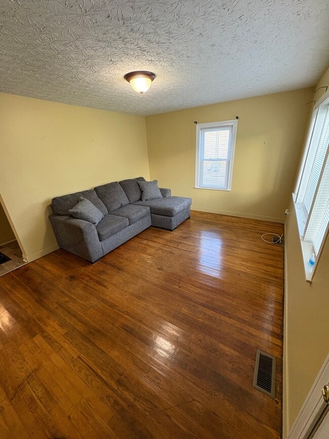 Building Photo - 524 Meader St