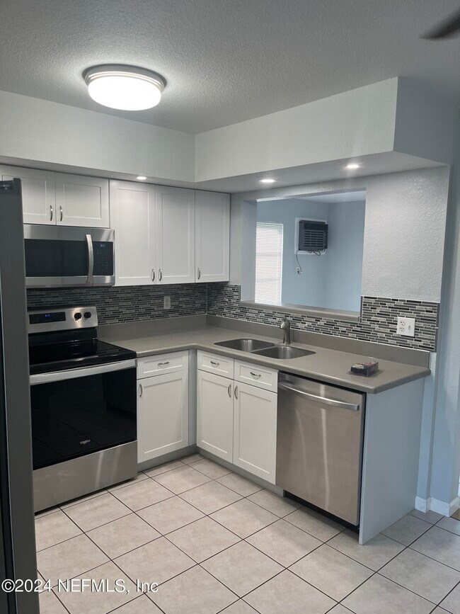 Foto del edificio - 5664 Kenwood Dr
