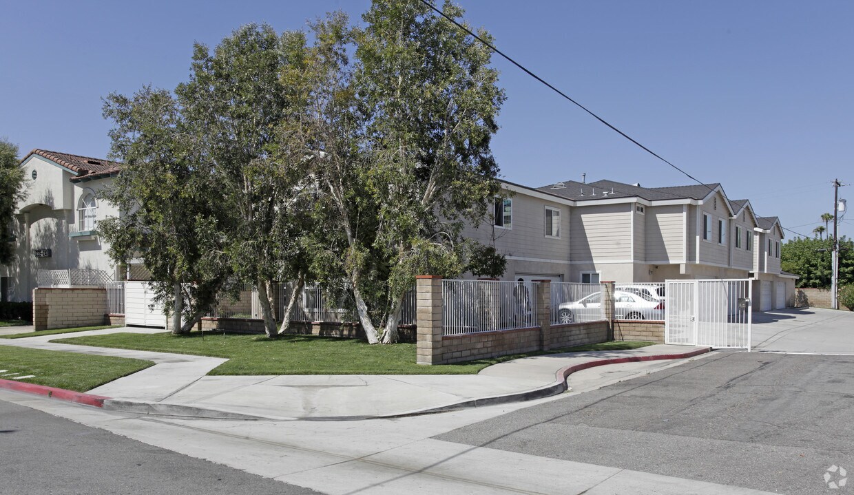 Foto principal - Courtyard Apartments