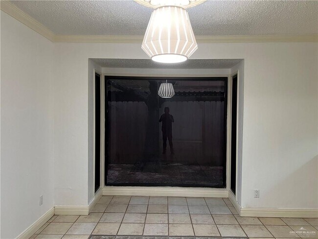 Foto del edificio - 20 Redbud Ave