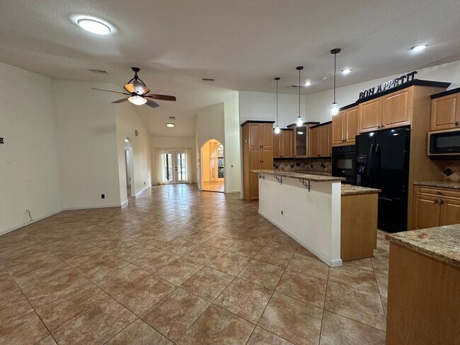 Foto del edificio - Tranquil Lakefront Living in the Heart of ...