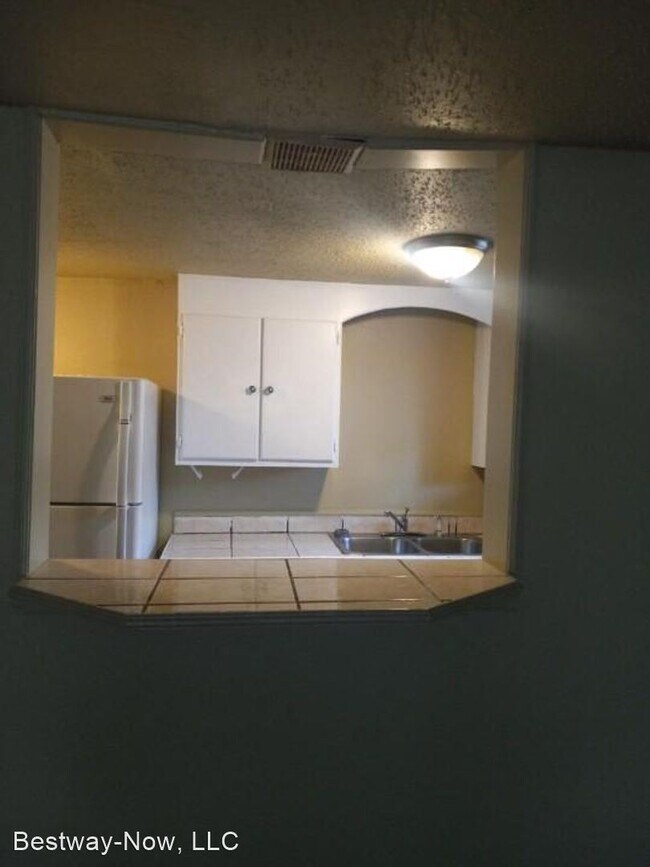 Foto del edificio - 1 br, 1 bath House - 705 NE 35th Street