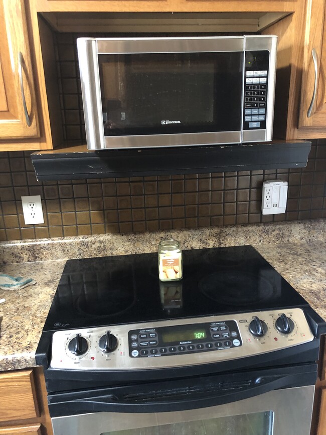 Stove - 812 Swift Ave