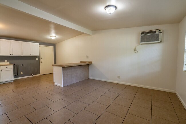Building Photo - 3 Bed 1 Bath in Tulsa!