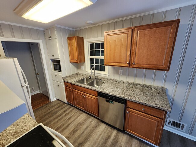 Building Photo - 530 Pinecrest Dr
