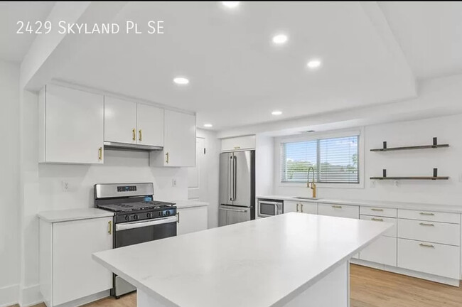 Foto del edificio - 2429 Skyland Pl SE