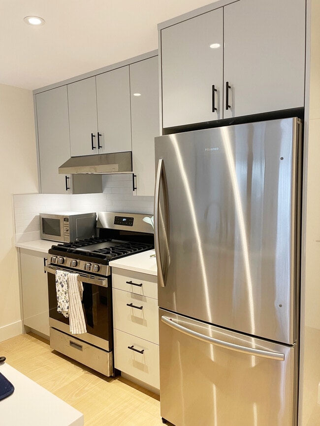 Building Photo - 282 E 18th Ave