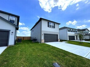 Building Photo - 8431 Vacek Xing Wy