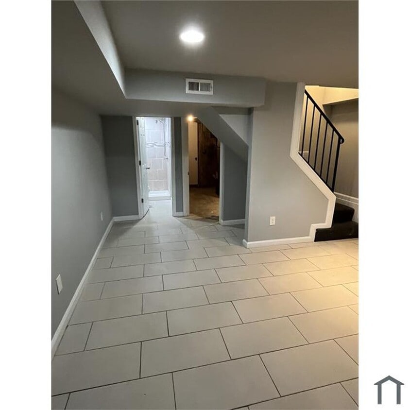 Foto del edificio - ** 2 BEDROOM TOWNHOME COMING SOON**