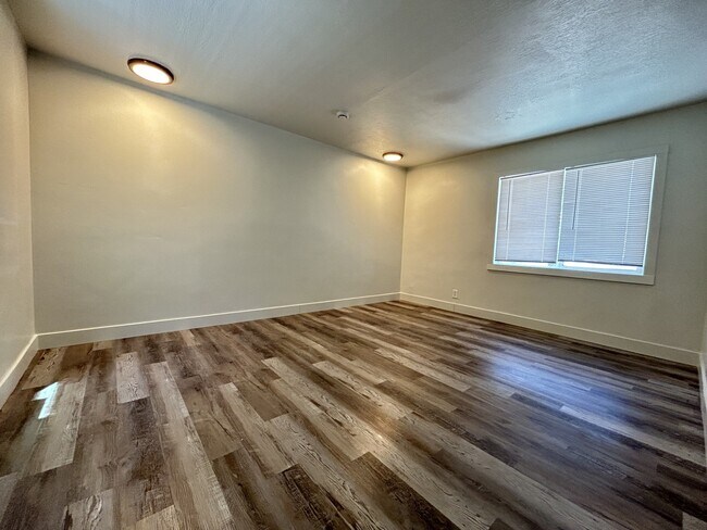 Foto del edificio - 951 N Redwood Rd