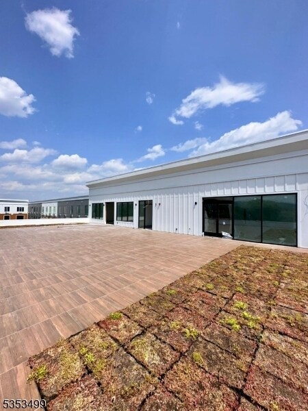 Building Photo - 321 E 3rd St