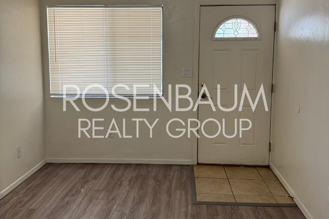Building Photo - Spacious 1-bed, 1-bath apartment in the he...