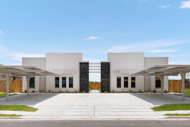 Building Photo - 2020 Summerland Ln