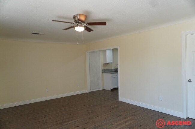 Foto del edificio - Cozy 2BD/1BA Home in Bakersfield's 93308 — Trash Included, Driveway & No Pets!