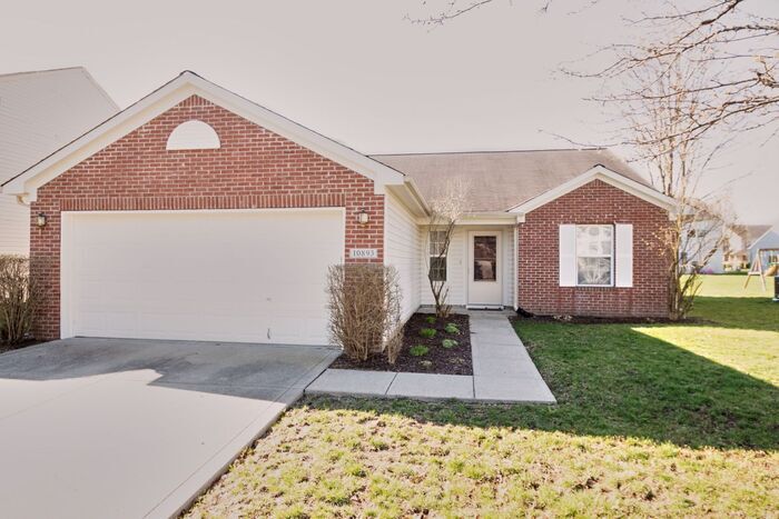 Primary Photo - Brownsburg Schools and a Fenced In Backyard!!