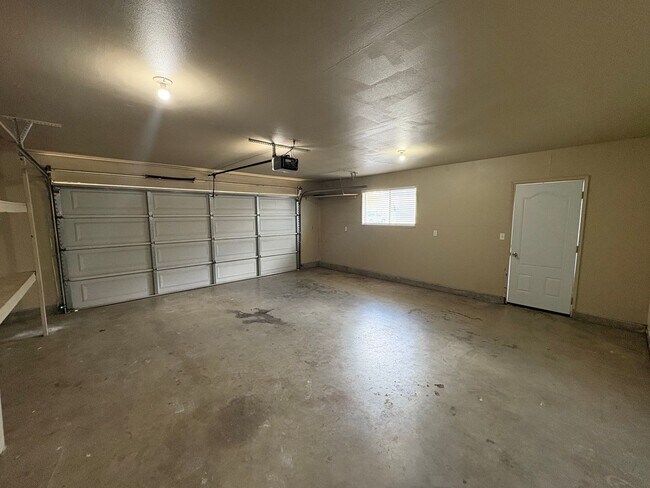 Building Photo - NE Visalia home Available Now!