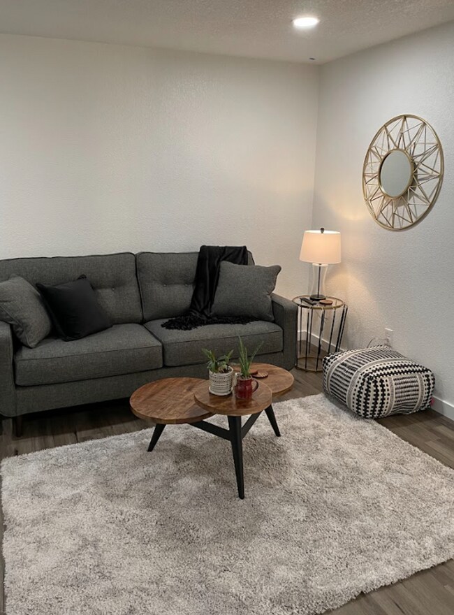 Foto del edificio - For Rent: Beautifully Remodeled 2 Bed, 2 B...
