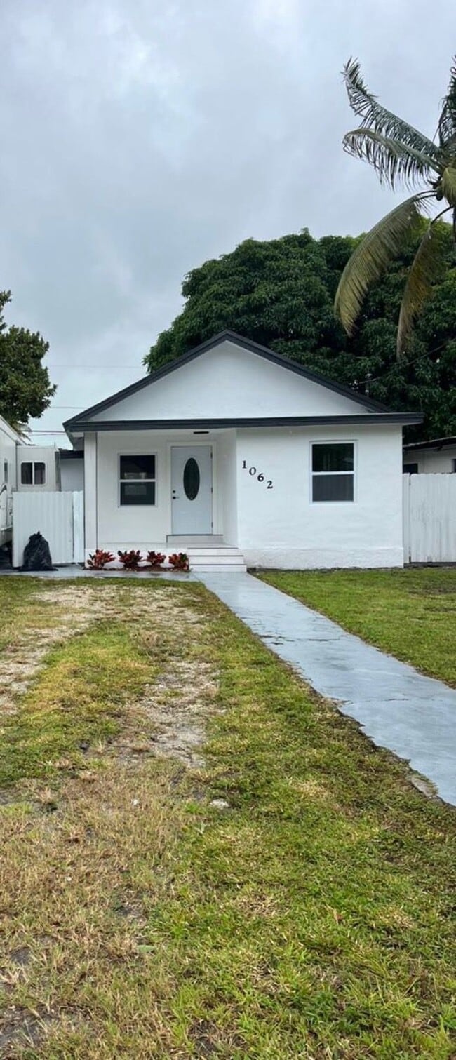 Building Photo - 1062 NW 25th St