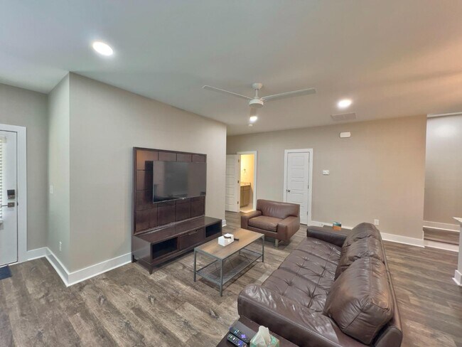 Building Photo - 3925 Overbrook Dr