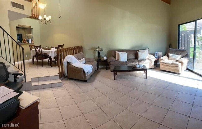 Foto del edificio - 3 br, 2.5 bath Townhome - 1921 SW 81st Ter