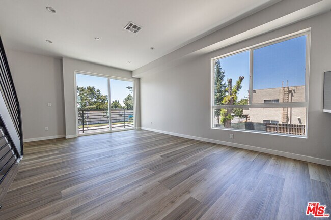 Foto del edificio - 6702 Balboa Blvd