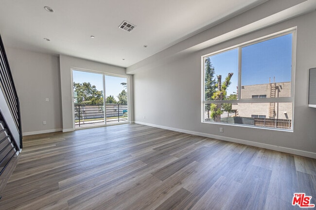 Building Photo - 6702 Balboa Blvd