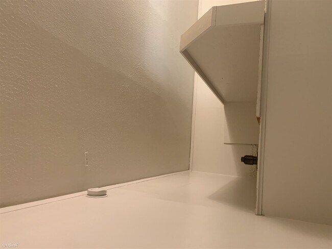 Building Photo - Studio, 1 bath Apartment - 401 W Jackson St
