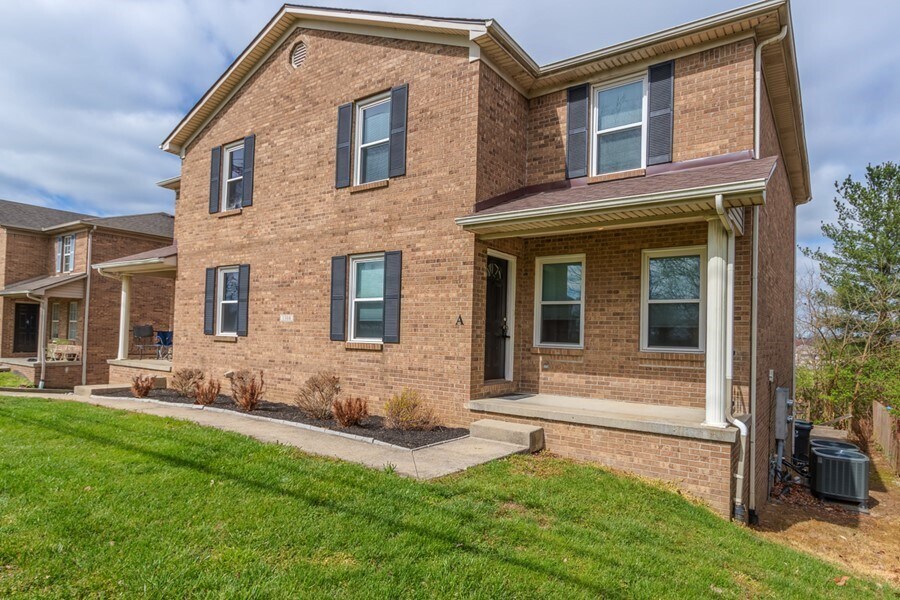 Building Photo - Spacious 2-Story Unit with Garage for Rent